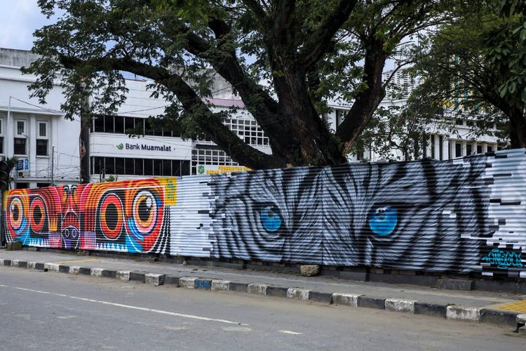 Seng pembatas Lapangan Merdeka Medan yang saat ini sedang direvitalisasi, dimural 30 seniman dari berbagai daerah di Indonesia dan mancanegara, Minggu (26/2/2023). 