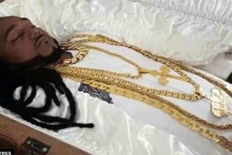 Jenazah Sheron Sukhedo ketika dibaringkan di peti mati berharga Rp 688 juta, dan dipasangi perhiasan senilai Rp 1,3 miliar pada upacara pemakamannya pekan lalu (30/3/2018).