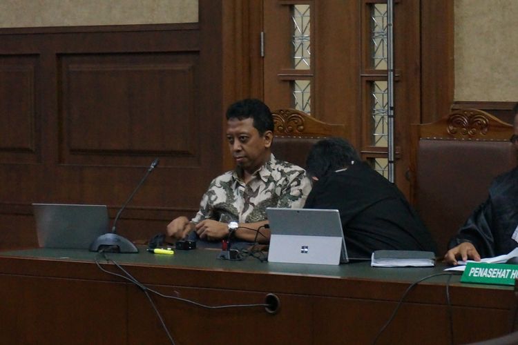 Mantan Ketua Umum PPP M Romahurmuziy sebelum sidang pemeriksaan saksi di Pengadilan Tipikor Jakarta, Rabu (13/11/2019).