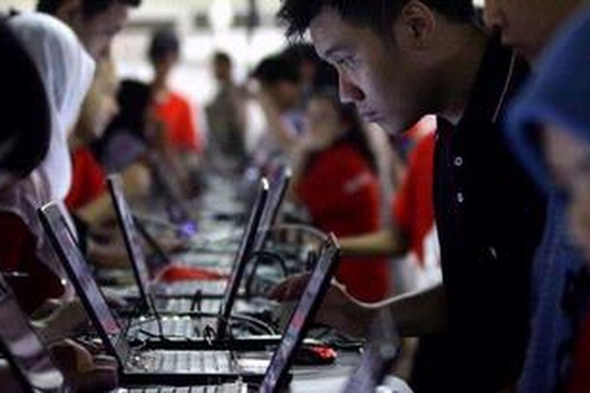 Calon pekerja melakukan registrasi di acara Kompas Karier Fair di Balai Kartini, Jakarta, Jumat (2/11/2012). Bursa kerja yang diikuti oleh 200 perusahaan dan menawarkan sekitar 5.000 lowongan tersebut akan berlangsung hingga 3 November 2012.