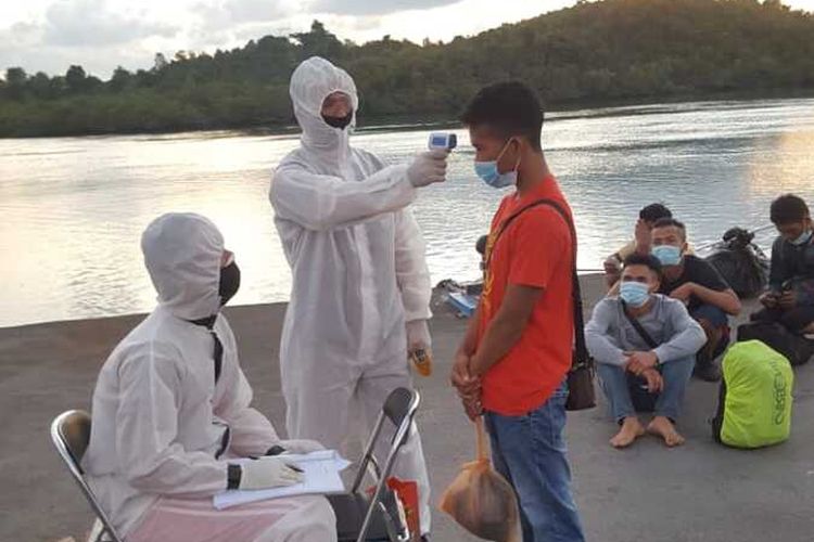 Badan Keamanan Laut (Bakamla) Zona Maritim Barat berhasil selamatkan 47 Tenaga Kerja Indonesia (TKI) yang pulang dari Malaysia melalui jalaur tidak resmi atau illegal. Ke 47 TKI tersebut tersbut diketahui masuk mellaui perairan Teluk Mata Ikan, Nongsa, Batam, Kepulauan Riau (Kepri) dan saat ini sudah dibawa ke Mako Bakamlan Zona Barat di Jembatan dua Barelang.