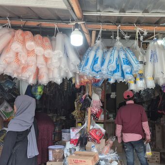 Harga plastik di pasar tradisional terus melonjak setiap harinya. Senin, (6/4/2026).