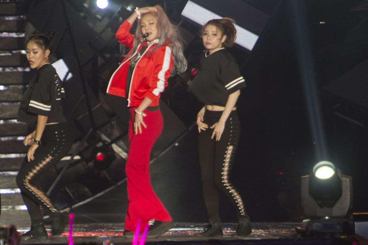 Anggota Girl Band Korea SNSD Hyoyeon beraksi dalam peresmian Countdown Asian Games 2018 di lapangan Monas, Jakarta, Jumat (18/8/2017). Pelaksanaan hitung mundur (countdown) pelaksanaan Asian Games 2018 Jakarta dan Palembang tepat dilakukan satu tahun atau 365 hari menjelang perhelatan olah raga terbesar se-Asia tersebut.