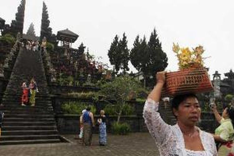 Umat Hindu usai sembahyang di Pura Besakih, Kecamatan Rendang, Karangasem, Bali, Kamis (6/10/2011). Pura terbesar di Bali yang mengalami perkembangan sejak masa pra-hindu, ini berorientasi ke Gunung Agung yang dianggap sebagai tempat tinggal para dewata.