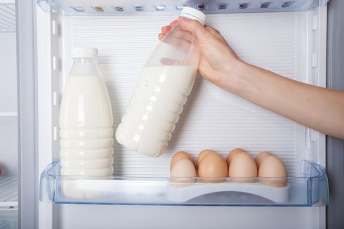 Jangan Menyimpan Susu di Rak Pintu Kulkas, Kenapa?