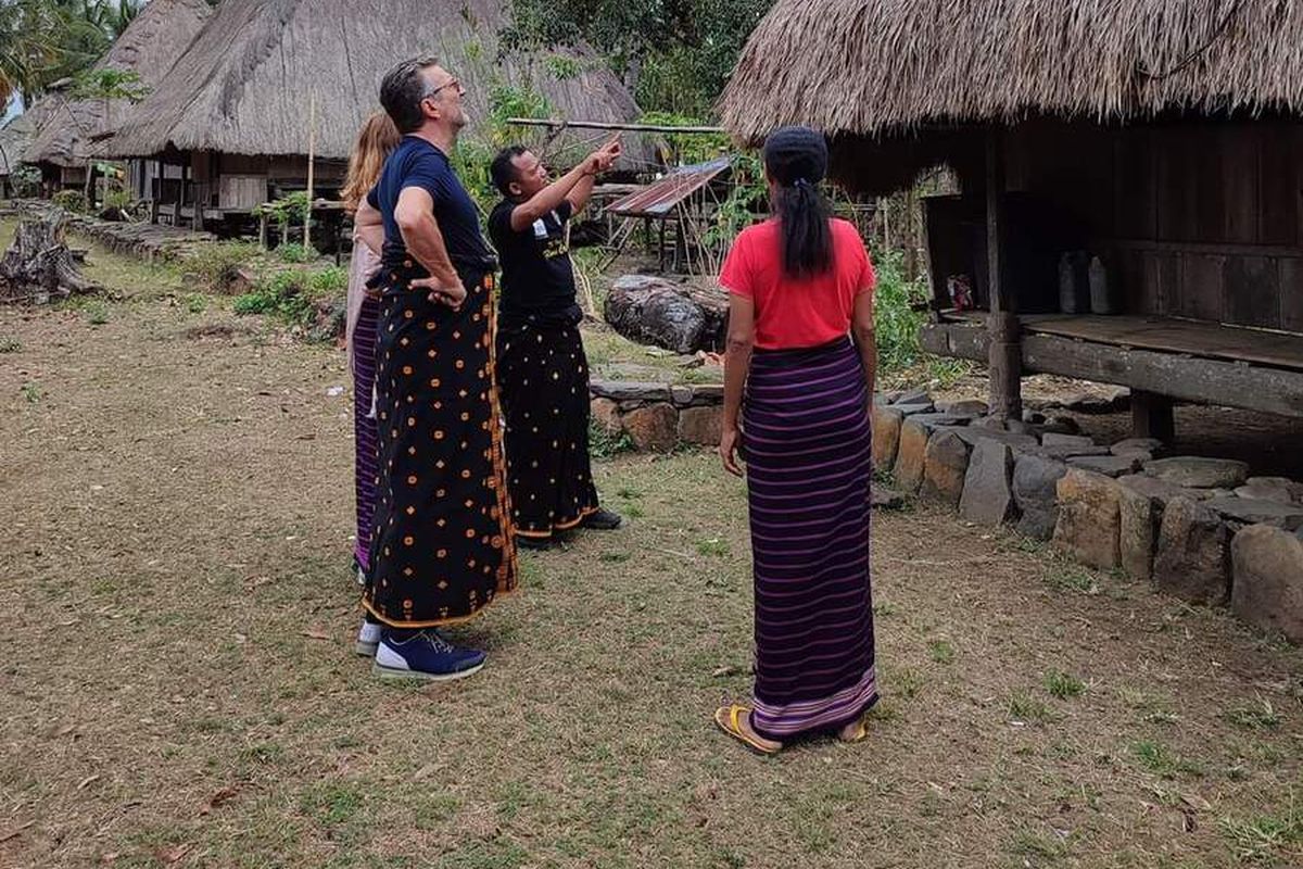 Pemandu wisata menemani wisatawan Italia, Bortolo dan Fransiska mengunjungi Pulau Florea dipandu oleh Pemandu Flores, Muhamad Buharto atau biasa disapa BOE BERKELANA mengunjungi Kampung Tradisional Nunungongo di Kabupaten Nagekeo, Sabtu, (13/8/2022). (KOMPAS.com/DOK/PEMANDU WISATA FLORES-MUHAMAD BUHARTO)