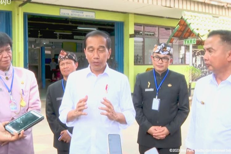 Presiden Joko Widodo memberikan keterangan pers usai meninjau SMK Negeri 1 Purwakarta, Kabupaten Purwakarta, Jawa Barat pada Kamis (9/11/2023). 