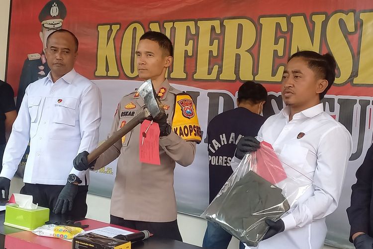 Kapolres Tuban, AKBP Oskar Syamsuddin menunjukkan barang bukti berupa Kapak yang digunakan tersangka pembacokan petugas Perhutani di Tuban, Jawa Timur. Selasa (30/7/2024).