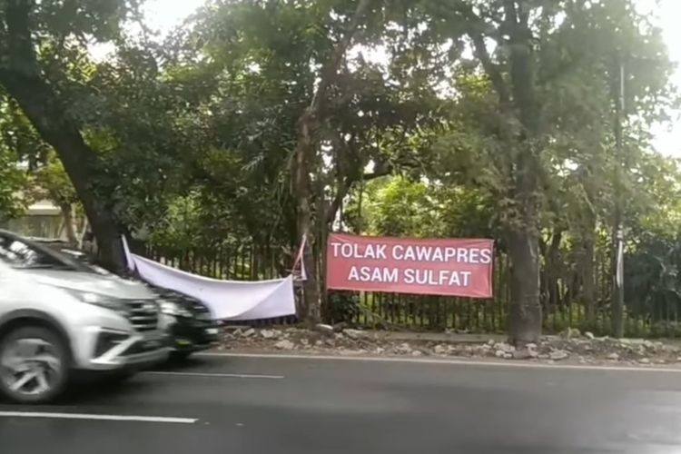 Penampakan spanduk bertuliskan 'Tolak Cawapres Asam Sulfat' di Jalan Mangonsidi Kota Medan, Kamis (7/12/2023)