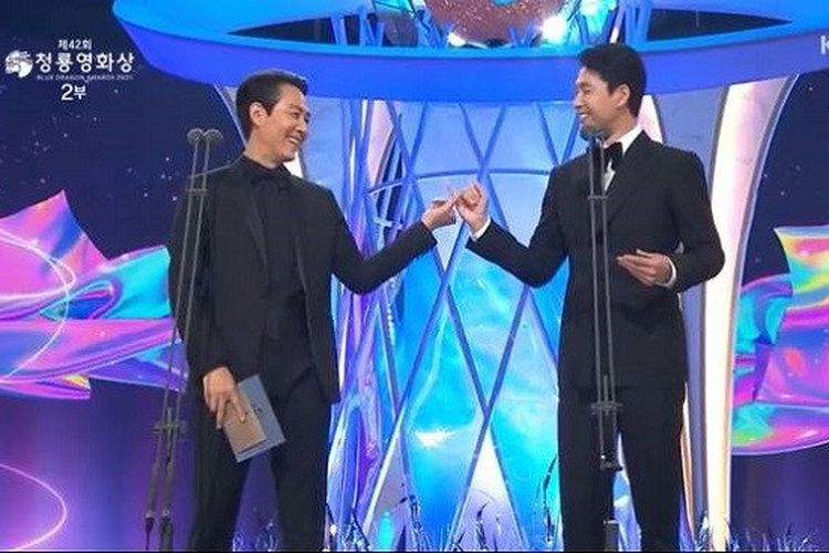 Aktor Lee Jung Jae (kiri) dan Jung Woo Sung di acara Blue Dragon Film Awards 2021.