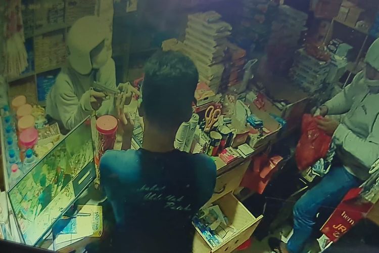 Perampok Bersenpi Ancam Penjaga Warung di Medan, Bawa Kabur Rp 700.000 dan Rokok