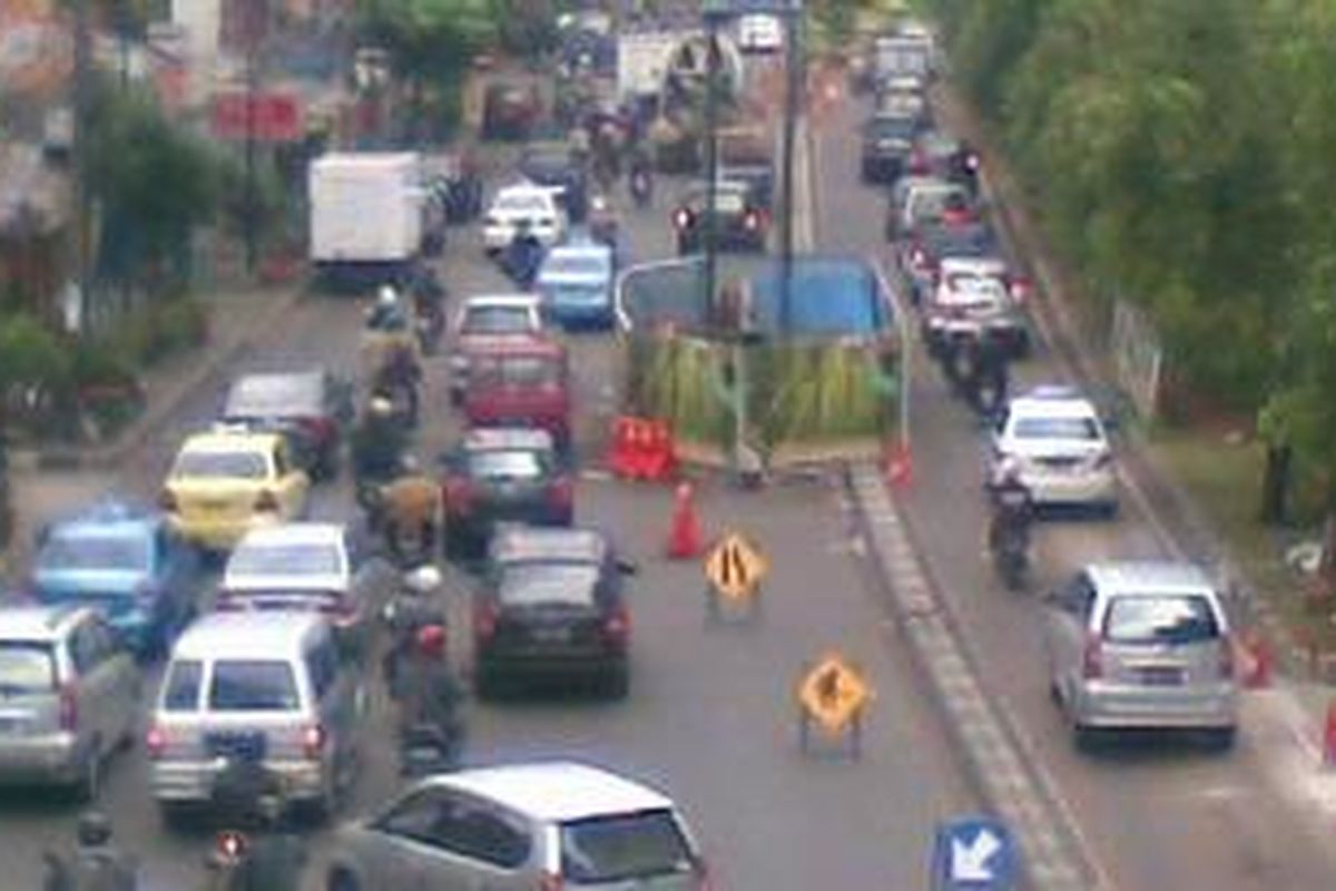 Kepadatan kendaraan semakin terasa di Jalan Satrio, Jakarta Selatan, Kamis (13/1/2011) ketika pagar proyek pemasangan tiang pancang fly over memakan satu lajur jalan.