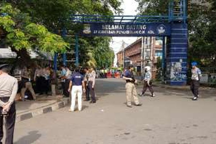 Kondisi depan Kawasan Pendidikan Cikokol, Kota Tangerang, yang dipasang garis polisi pada Kamis (20/10/2016). Polisi bersenjata lengkap menutup dan mengamankan lokasi sekitar.