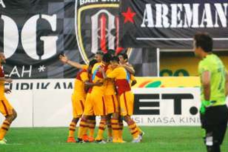 Pemain Arema Cronus merayakan gol Srdjan Lopicic usai membobol gawang Persib Bandung, Selasa (23/2/2016). 