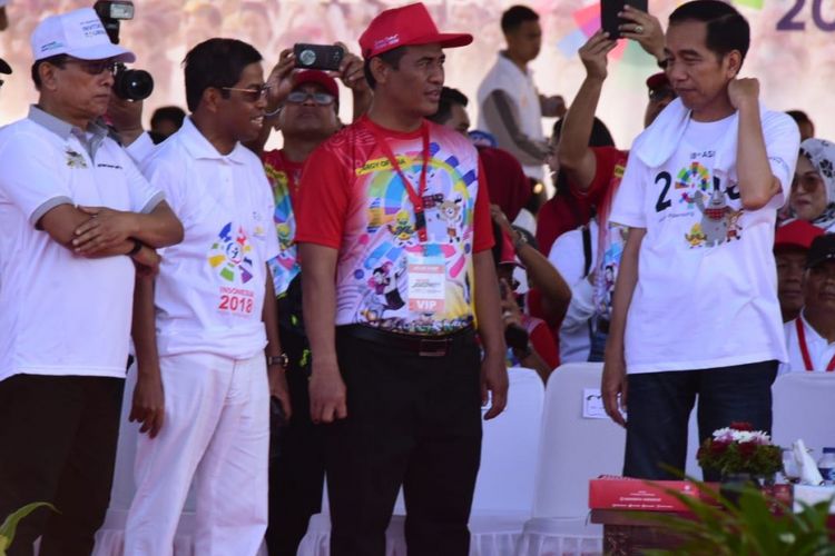 Presiden Jokowi dan Menteri Pertanian Andi Amran Sulaiman melakukan jalan sehat bersama 1 juta warga di Makassar. 
