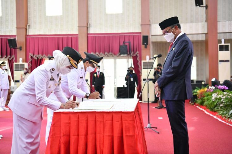 Indah Putri Indriani (IDP) dan Suaib Mansur dalam acara pelantikan dan pengambilan sumpah yang dilakukan langsung oleh Gubernur Sulawesi Selatan (Sulsel) Nurdin Abdullah di Baruga Karaeng Pattingalloang, Rumah Jabatan (Rujab) Gubernur, Makassar, Jumat (26/2/2021).
