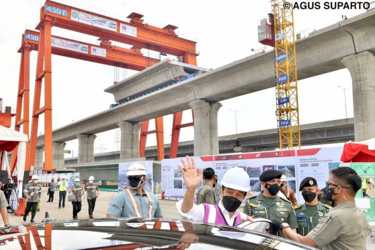 Presiden Joko Widodo meninjau lokasi proyek pembangunan Kereta Cepat Jakarta-Bandung yang berada di Kelurahan Warungharja, Cikarang Utara, Kabupaten Bekasi, Selasa (18/5/2021). 