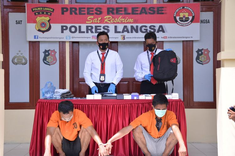 Dua tersangka pencuri handphone di Mapolres Langsa, Aceh, Selasa (25/8/2020)