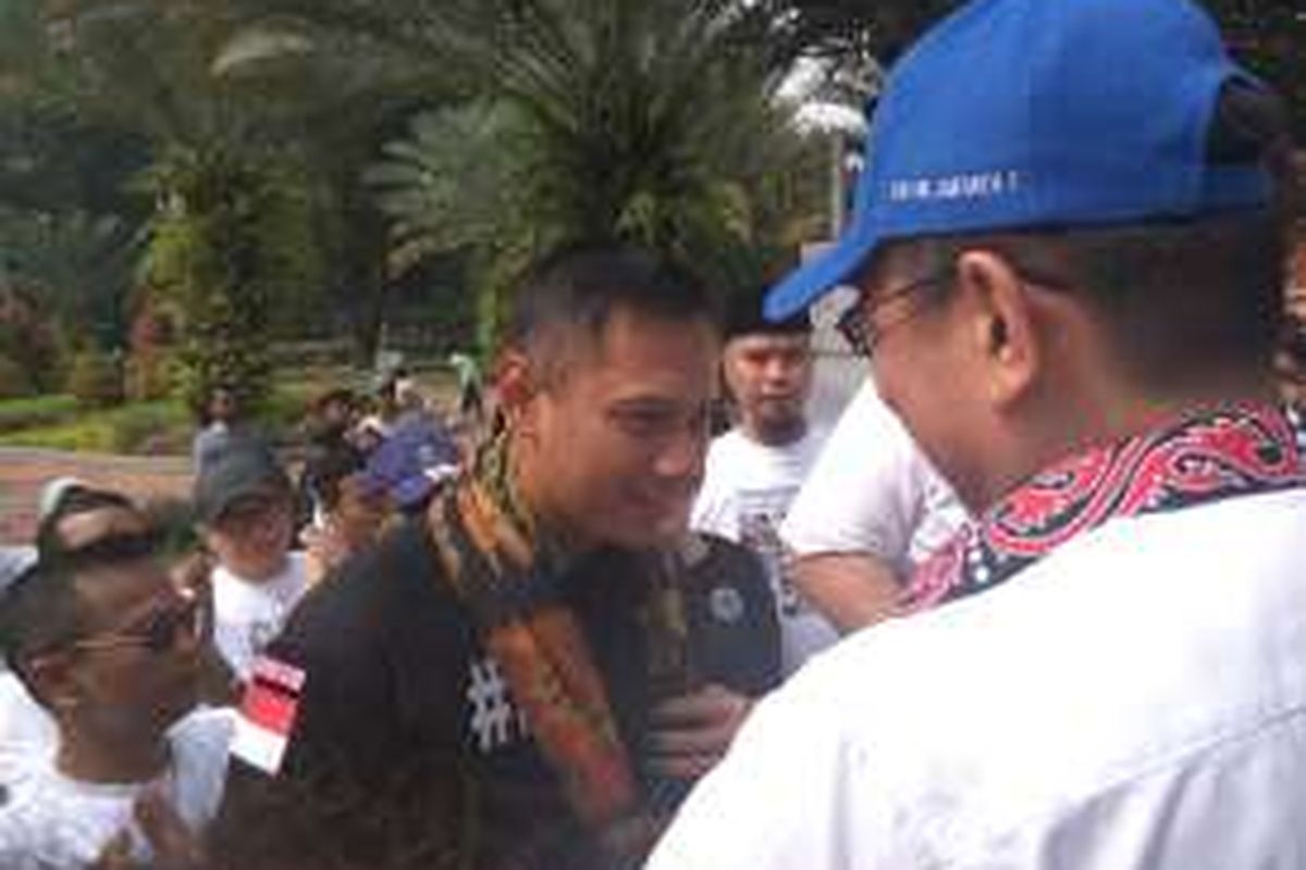 Bakal calon gubernur DKI Jakarta Agus Harimurti menerima dukungan dari Komunitas Cerobong Asap, di Lapangan Banteng, Jakarta Pusat, Sabtu (22/10/2016).
