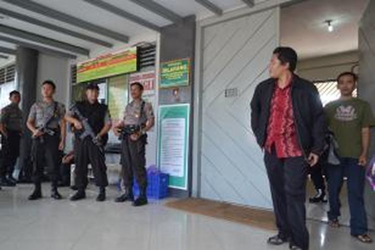 Sejumlah polisi bersenjata lengkap melakukan penjagaan ketat di Lapas kelas IIA Magelang pascabentrok antara narapidana kasus terorisme dengan petugas lapas pada Rabu (4/6/2014).