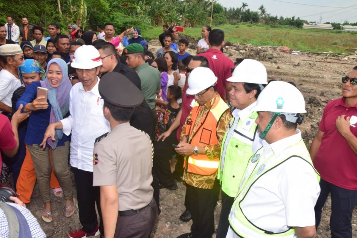 Presiden Joko Widodo meninjau proyek pembangunan di kawasan Bandara Soekarno-Hatta, Kamis (21/6/2018)