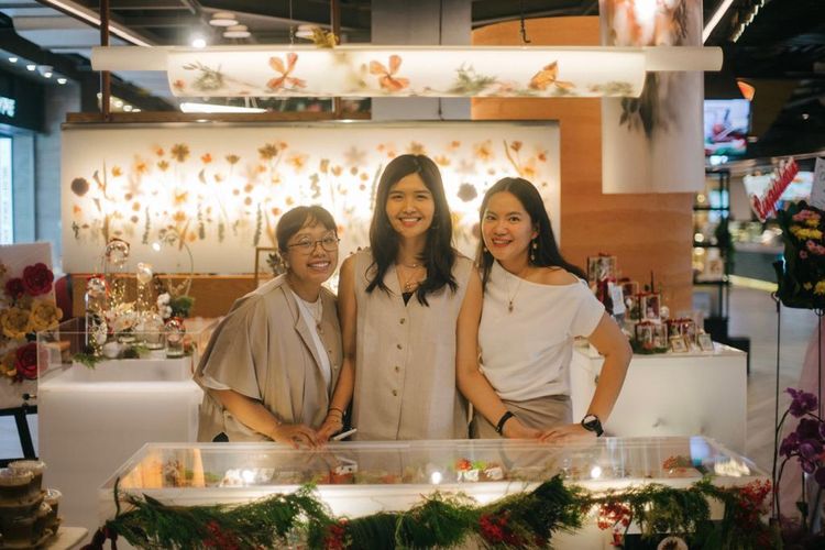 Founder Stellar Coronae, bisnis kerajinan bunga kering