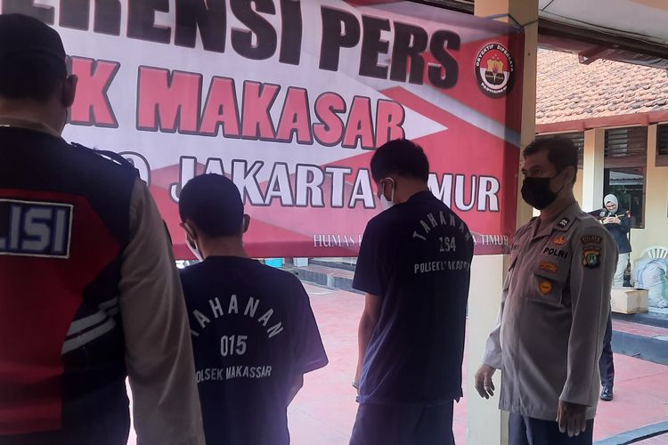 Pria berinisial AH (kaos tahanan 164) saat dihadirkan di Mapolsek Makasar, Senin (20/6/2022). Ia memimpin aksi pembobolan di kantor perusahaan bidang konstruksi dan pengadaan barang atau kontraktor di Jalan Raya Pondok Gede, Kelurahan Pinang Ranti, Kecamatan Makasar, Jakarta Timur, tempat dirinya bekerja.