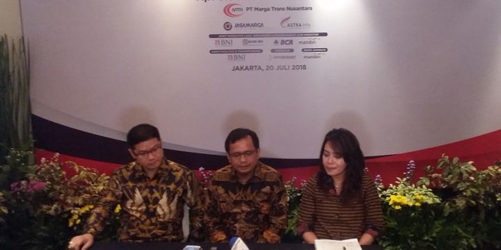 Konferensi pers seusai penandatanganan fasilitas kredit sindikasi bernilai Rp 3,3 triliun untuk proyek jalan tol Kunciran-Serpong, Jumat (20/7/2018) di Jakarta.