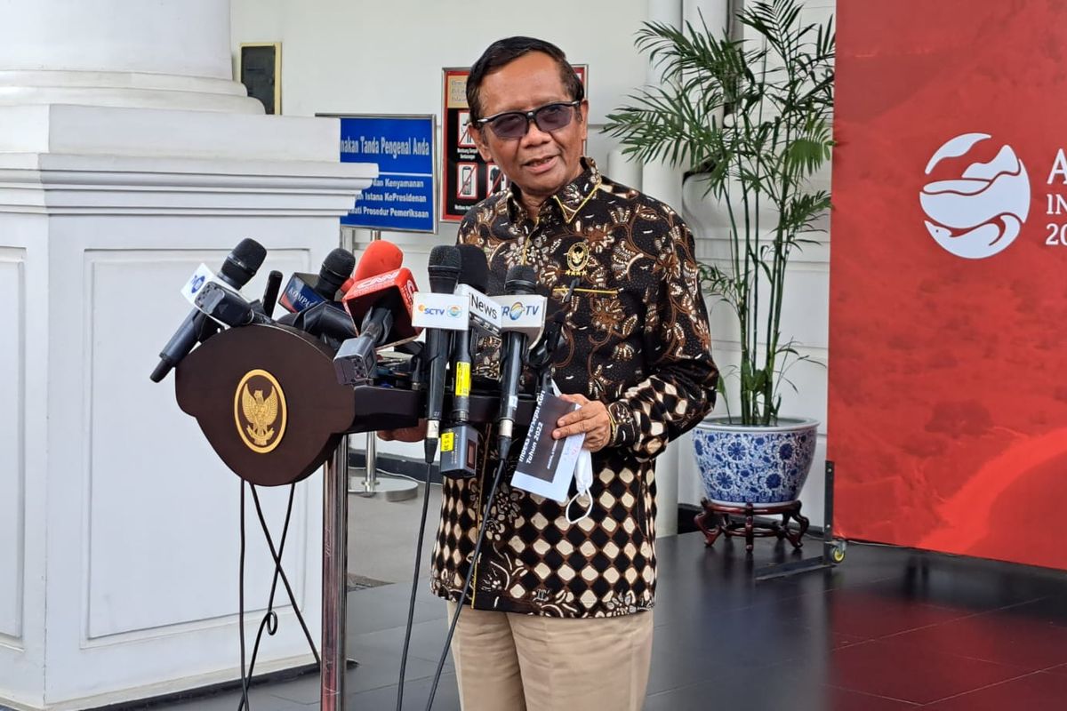 Menteri Koordinator Bidang Politik, Hukum, dan Keamanan Mahfud MD memberikan keterangan pers seusai rapat internal di Kompleks Istana Kepresidenan, Jakarta, Senin (6/2/2023).