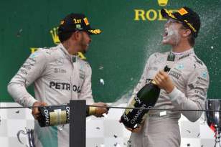 Pebalap Mercedes AMG Petronas F1 Team asal Inggris, Lewis Hamilton (kiri), dan rekan satu timnya asal Jerman, Nico Rosberg, merayakan hasil finis pertama dan kedua pada balapan GP Brasil di Autodromo Jose Carlos Pace, Interlagos, Sao Paulo, Minggu (13/11/2016).