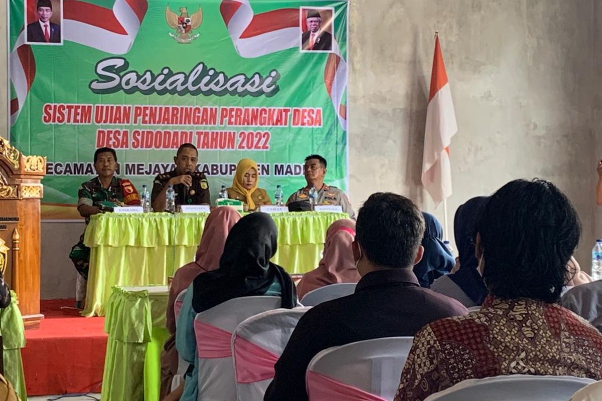PANTAU—Kepala Seksi Intelejen Kejaksaan Negeri Kabupaten Madiun, Ardhitia Harjanto turun memantau langsung jalannya seleksi perekrutan perangkat desa di Desa Sidodadi, Kecamatan Mejayan, Kabupaten Madiun, Jawa Timur, Senin (14/11/2022).