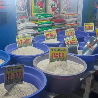 Pedagang beras di Pasar Kramat Jati, Kamis (24/7/2025).