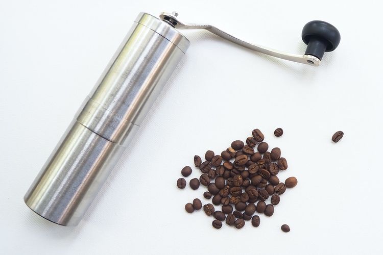 Residu kopi yang ada di coffee grinder atau alat penggiling biji kopi bisa dibersihkan menggunakan gula pasir. 