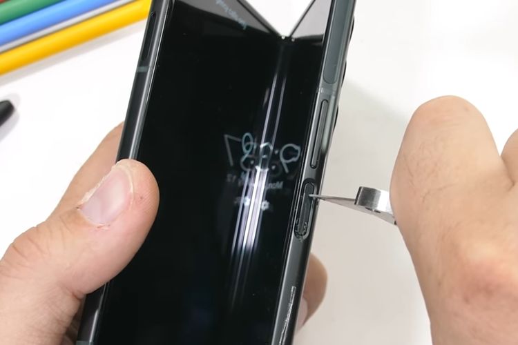 Pemindai sidik jari (fingerprint) Galaxy Z Fold 3 masih berfungsi normal, bahkan setelah digores dengan pisau cutter.