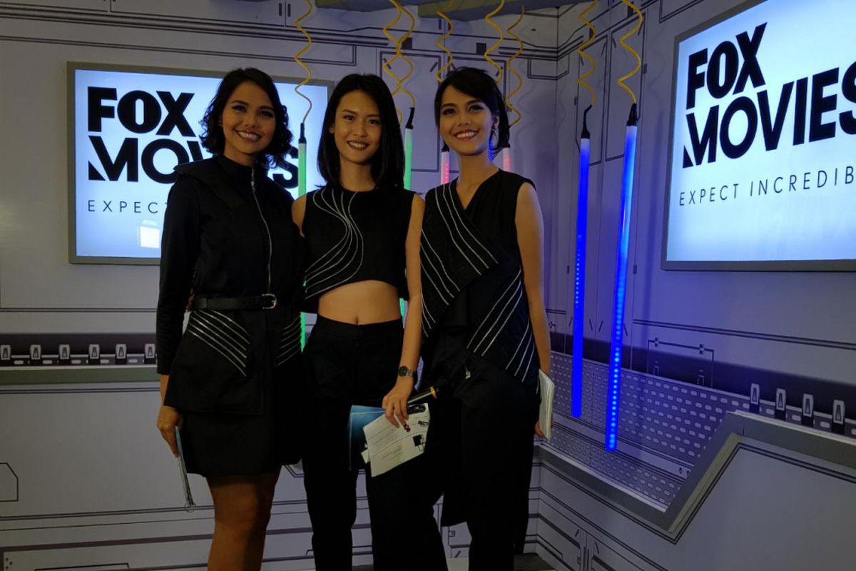 Dari kiri, Valerie Krasnadewi, Clara Tan dan Veronika Krasnasari, para peserta Asias Next Top Model 5 saat acara Fox Movies di Lippo Mall Puri, Jakarta, Jumat (14/7/2017).