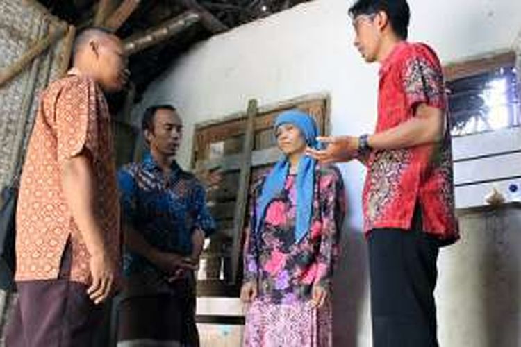 Welly Serevia (kanan), dokter dari Puskesmas Kesamben Kulon saat memberikan penjelasan kepada keluarga Janatin.