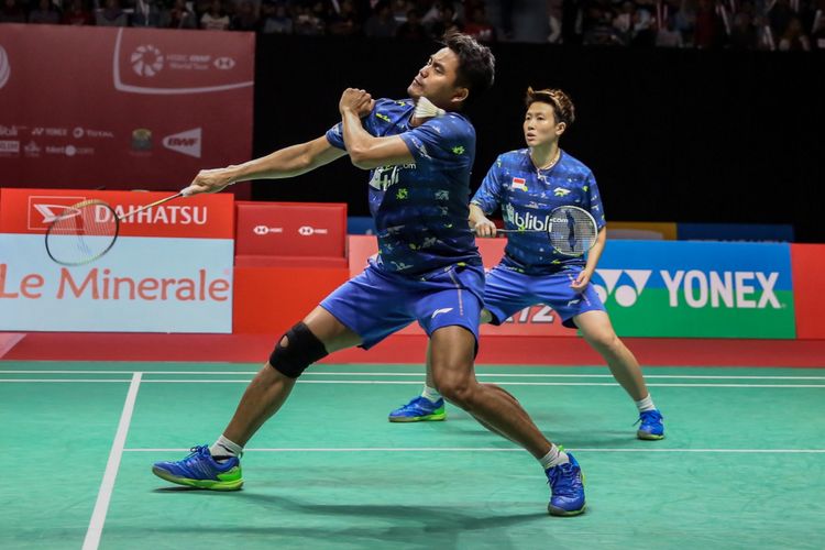 Ganda campuran Indonesia Tontowi Ahmad dan Liliyana Natsir mengembalikan bola ke arah pasangan Indonesia Praveen Jordan dan Melati Daeva dalam babak semifinal Indonesia Master di Istora Senayan, Jakarta, Sabtu (27/1/2018). Pasangan ganda campuran Indonesia Tontowi Ahmad dan Liliyana Natsir menang dengan skor dua gim langsung 22-20 dan 21-17.