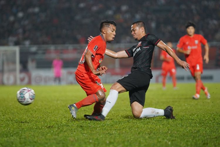 Pemain Borneo FC M Sihran duel dengan pemain Madura United Reva Adi Utama saat pertandingan laga perdana Grup B Piala Presiden 2022 yang berakhir dengan skor 1-0 di Stadion Segiri Samarinda, Selasa (14/6/2022) malam.
