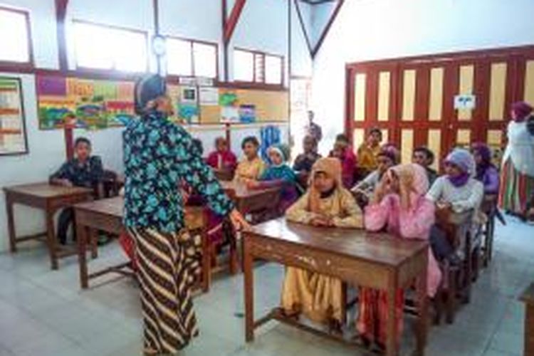 Pemerintah Desa Sawangan, Kecamatan Sawangan, Kabupaten Magelang, mengikuti kegiatan belajar mengajar di SDN 1 Sawangan untuk memperingati Hari Kartini, Selasa (21/4/2015).