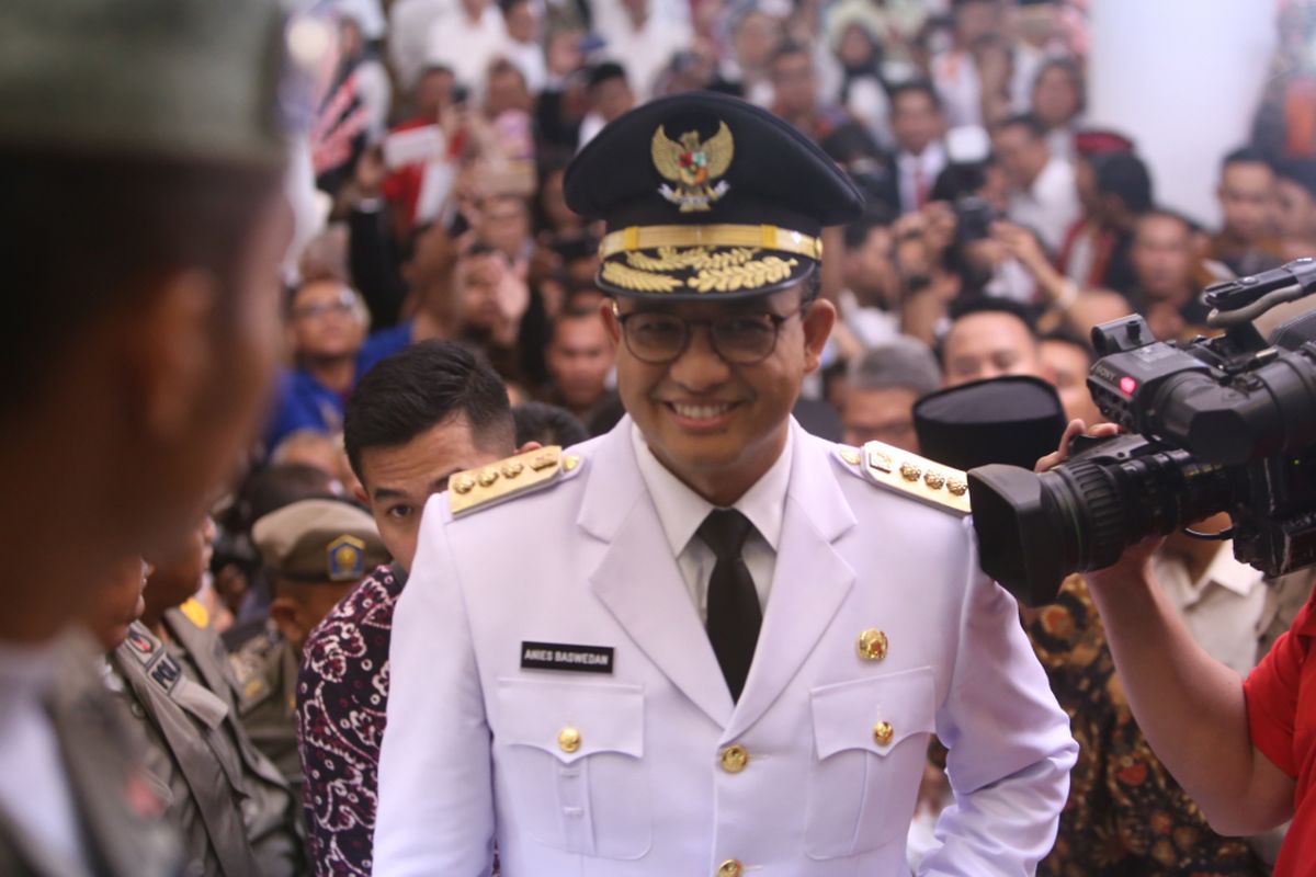 Gubernur DKI Jakarta terpilih Anies Baswedan tiba di Balai Kota DKI Jakarta untuk melakukan serah terima jabatan (sertijab), Senin (16/10/2017). Anies Baswedan dan Sandiaga Uno menjabat Gubernur DKI Jakarta dan Wakil Gubernur DKI Jakarta untuk periode 2017-2022.