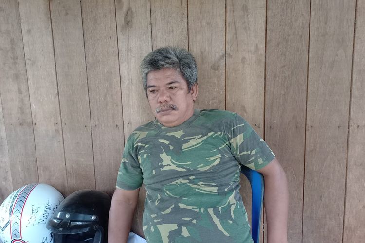 Pandi, warga suku Balik saat dihantaui kekhawatiran rumahnya digusur paksa di RT 3 Kelurahan Sepaku, Kecamatan Sepaku, Kabupaten Penajam Paser Utara, Kaltim, Jumat (23/2/2023). 