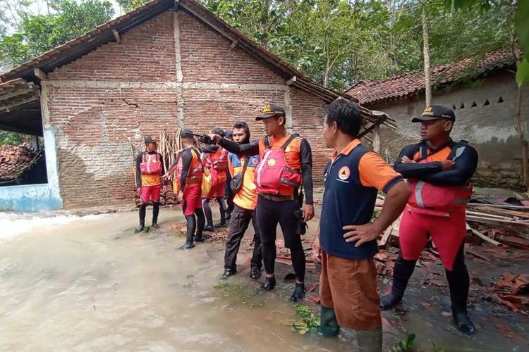 Tim SAR gabungan melakukan operasi pencarian lansia yang hilang terseret arus di Wadasmalang, Kabupaten Kebumen, Jawa Tengah, Minggu (91/0/2022).