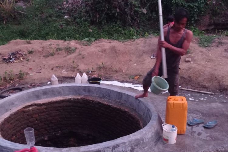 Masyarakat di pedalaman Kabupaten Lebak, Provinsi Banten sejak sebulan terakhir pada September 2023 mencari air bersih ke hutan yang terdapat sumber mata air untuk keperluan mandi cuci dan kakus (MCK) akibat dampak perubahan iklim kemarau atau El Nino. 