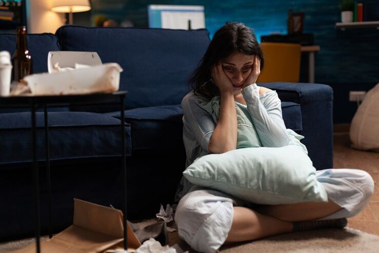 Stres tak hanya memengaruhi pikiran, tapi juga bisa memicu rasa gatal di kulit. Mengapa hal tersebut bisa terjadi? Simak penjelasannya.