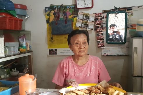 Cerita Nenek Tami, 20 Tahun Berjualan Gorengan Dekat WC Bersama di Gang Sekretaris I 