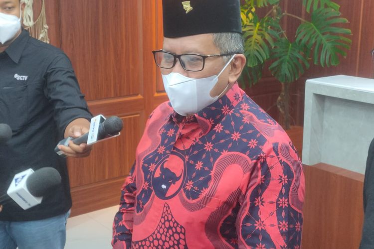 Sekretaris Jenderal DPP PDI-P Hasto Kristiyanto saat ditemui di Sekolah Partai Lenteng Agung, Jakarta, Minggu (10/4/2022).