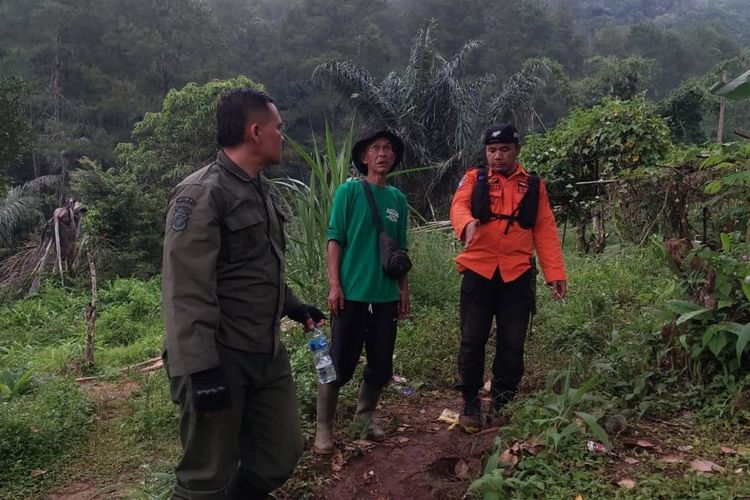 Anggota BPBD Ciamis dan Polhut menyusuri area Gunung Sawal untuk menginvestigasi lahan kritis, Rabu (3/12/2025). Kegiatan ini bagian dari mitigasi bencana banjir dan banjir bandang.