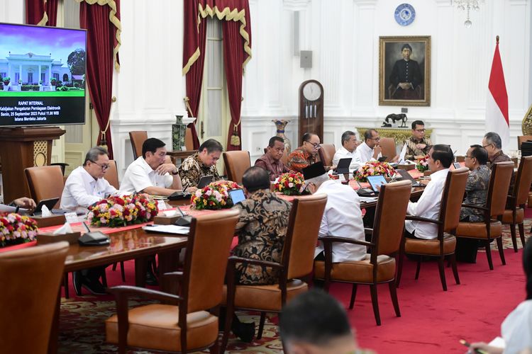 Suasana rapat terbatas Kabinet Indonesia Maju yang membahas perdagangan via media sosial di Istana Kepresidenan, Jakarta, Selasa (26/9/2023). Komisaris GoTo Wishnutama Kusubandio tampak menghadiri rapat tersebut.