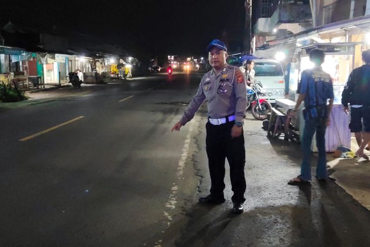 Polisi melakukan olah TKP di lokasi kecelakaan yang menewaskan pelajar di Kabupaten Bandung Barat (KBB), Jawa Barat, Sabtu (24/5/2025).