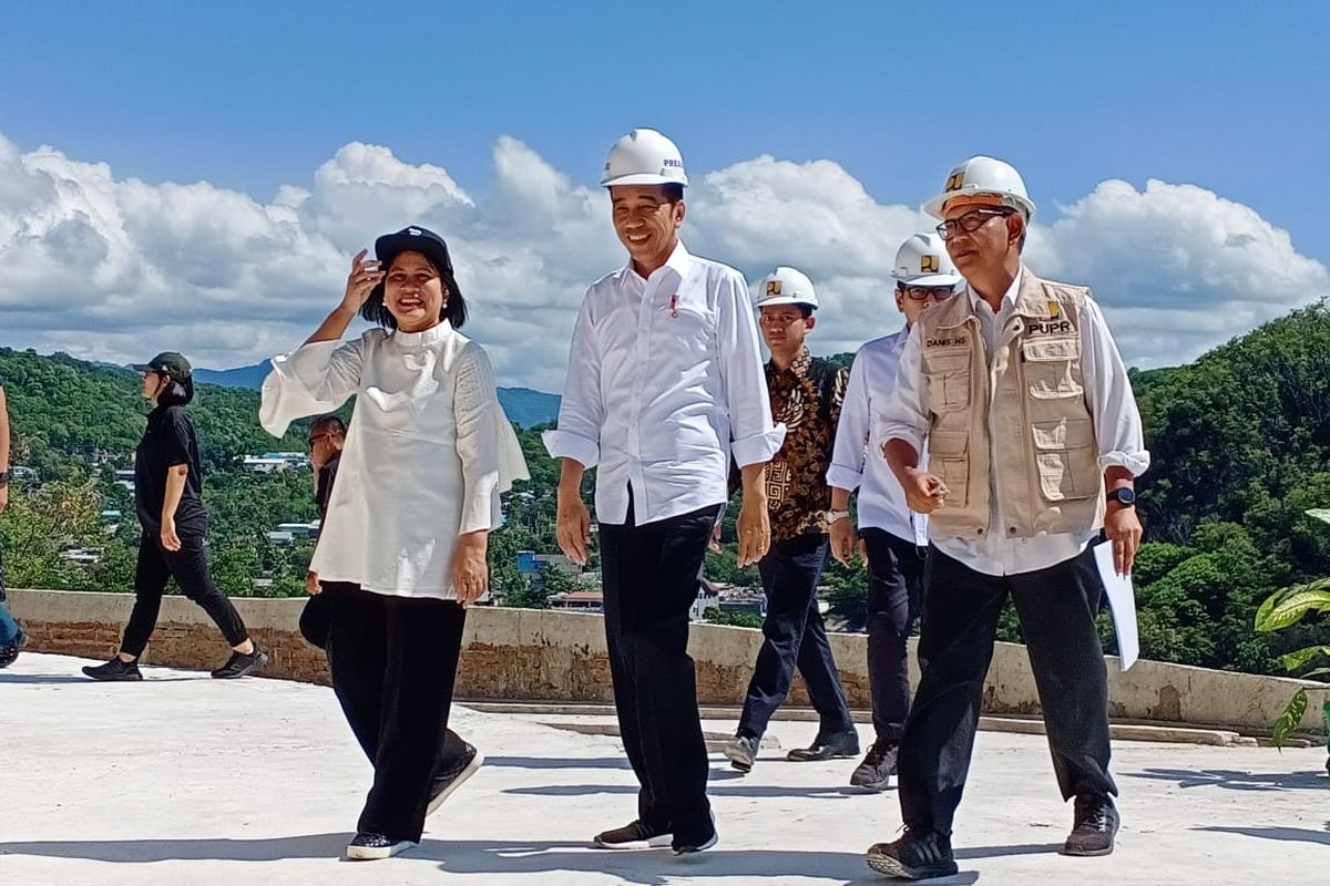 Presiden Joko Widodo didampingi Ibu Negara Iriana Jokowi dan Direktur Jenderal Cipta Karya Kementerian PUPR Danis H Sumadilaga meninjau Creative Hub Puncak Waringin, di Labuan Bajo, NTT, Senin (20/1/2020).